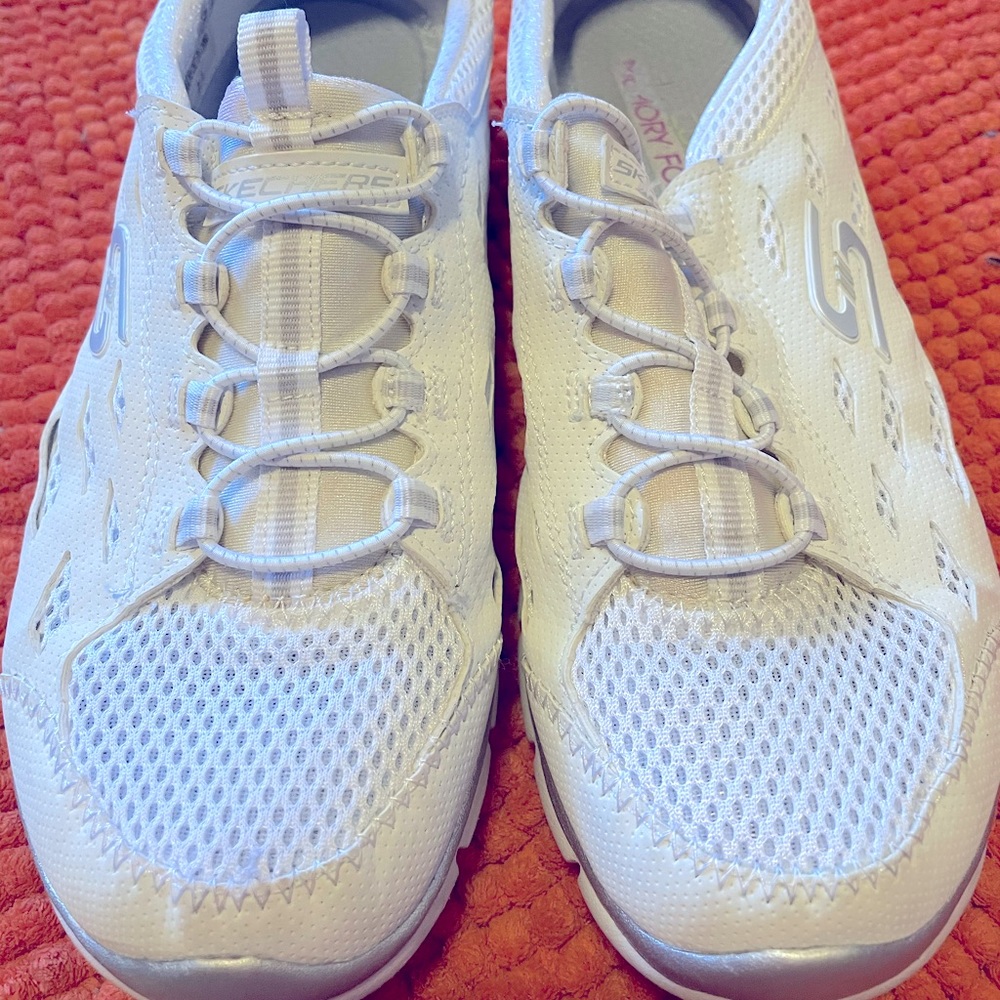 Sketchers size 8 white tennis shoes